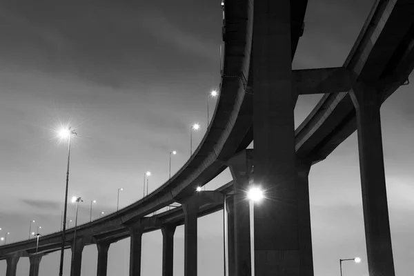 Υπερυψωμένος Αυτοκινητόδρομος Γέφυρα Νύχτα — Φωτογραφία Αρχείου