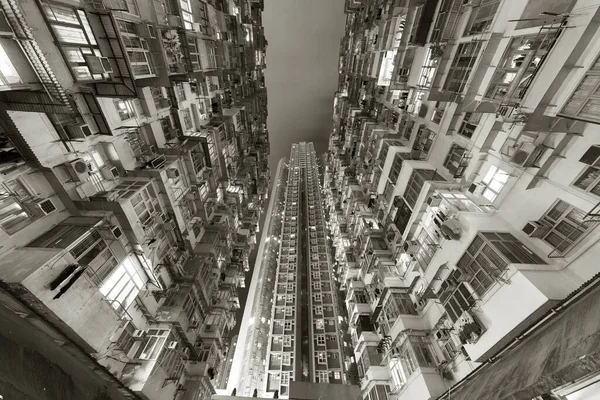 夜に香港市内に古いと新しい住宅の建物 — ストック写真