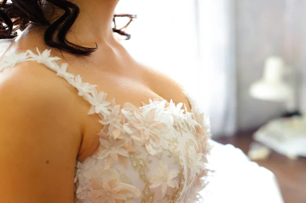 Voorbereiding Van Ochtend Van Bruid Bruid Een Mooie Witte Jurk — Stockfoto