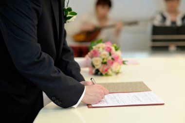 Damat evlilik belgede onun imza atıyor.