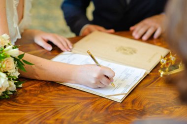 Gelin onun imzası evlilik belgede koyar..