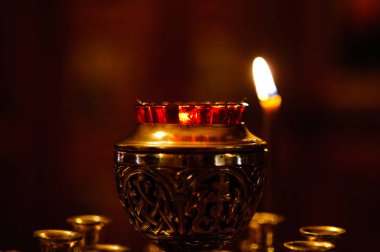 Tapınakta mum. Portre.