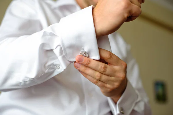 Damat Gömlek Kelepçe Kol Düğmeleri Bağlayın Damat Düğün Gününde Sabah — Stok fotoğraf