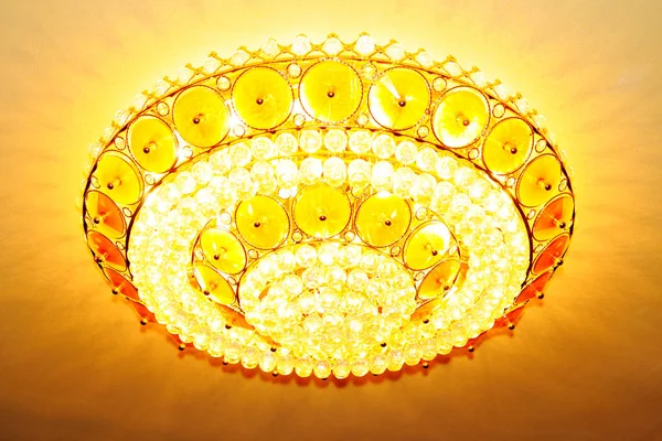 美しい水晶シャンデリア天井に黄色のガラスの丸い — ストック写真