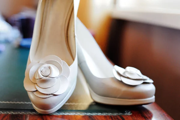 Par Sapatos Salto Bege Feminino Com Decoração Flores — Fotografia de Stock