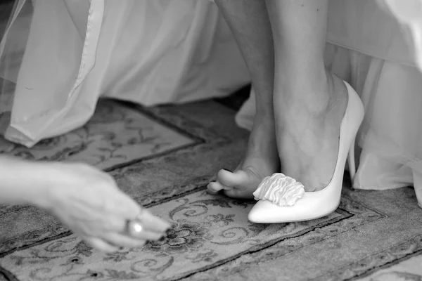 Συγκέντρωση Πρωί Της Νύφης Πόδια Και Λευκά Ψηλοτάκουνου Παπουτσιού Αξεσουάρ — Φωτογραφία Αρχείου