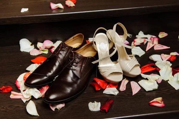 Brown Masculino Branco Feminino Verão Sapatos Casamento Nas Pétalas Rosa — Fotografia de Stock