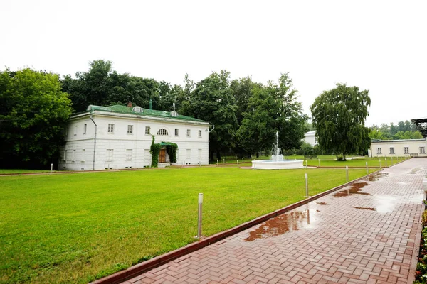 Mały Biały Dom Parku Fontanną Zielony Trawnik Deszczowe Letnie Dni — Zdjęcie stockowe