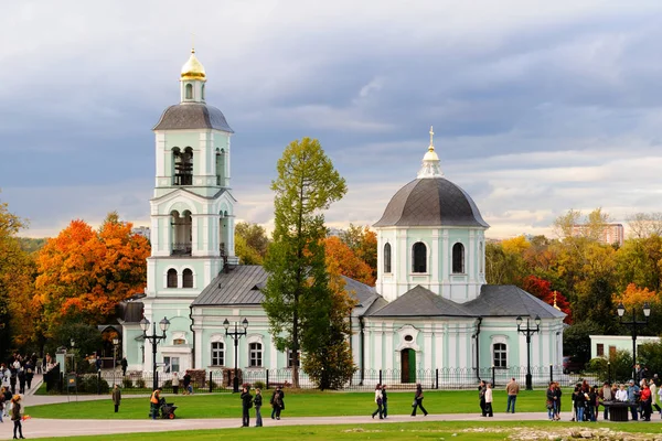 Красивая Церковь Колокольней Осеннем Парке Люди Гуляют Парке Своими Детьми — стоковое фото