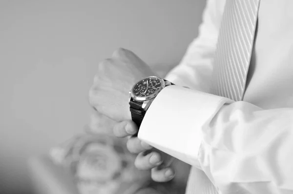 Ember Teszi Karóra Vőlegény Esküvő Előtt Reggel Készül Közelről Fekete — Stock Fotó