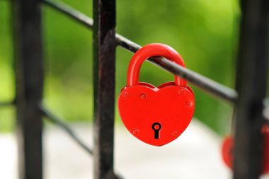 Kırmızı kilit bir kalp şeklinde. Yeni evlilere sonsuz aşk düğün gününde simgeleyen kilit asmak. Düğün geleneği.