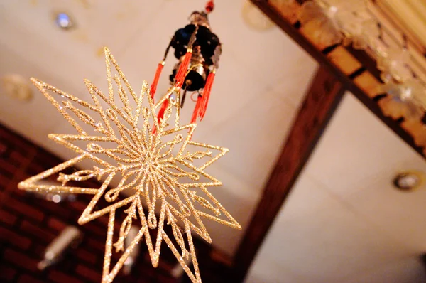 室内装飾のための装飾的なゴールデン スター 新年のスノーフレーク — ストック写真