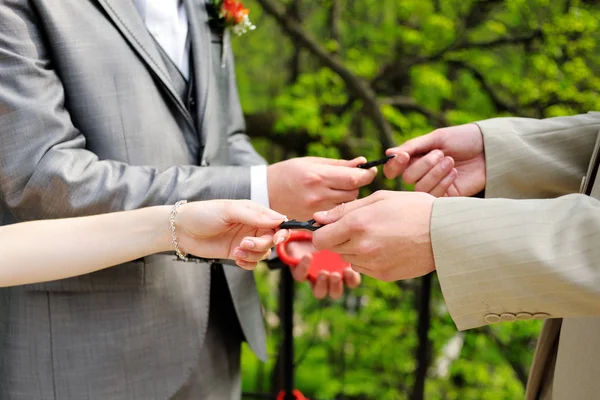 Hands Bride Groom Keep Keys Lock Newlyweds Hang Lock Symbolizing — Stock Photo, Image