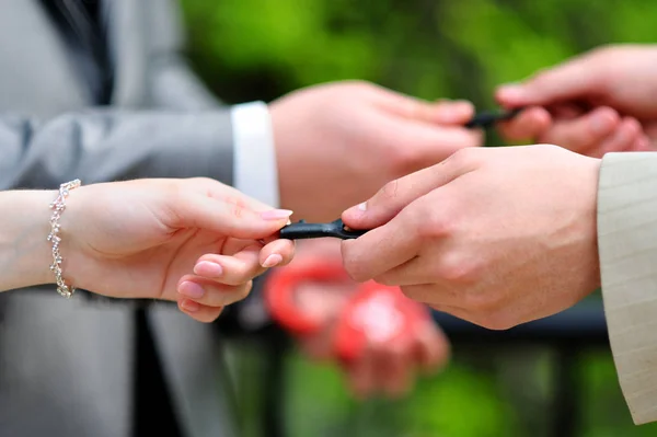 Hands Bride Groom Keep Keys Lock Newlyweds Hang Lock Symbolizing — Stock Photo, Image