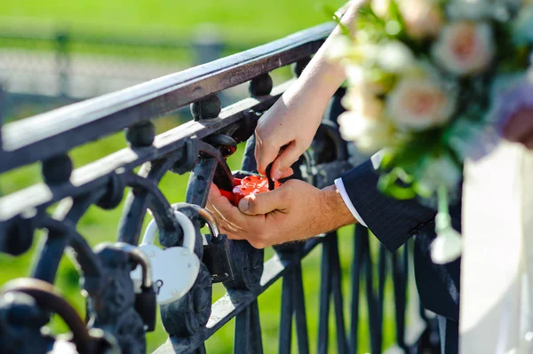 Cerradura Roja Forma Corazón Recién Casados Cuelgan Cerradura Que Simboliza — Foto de Stock