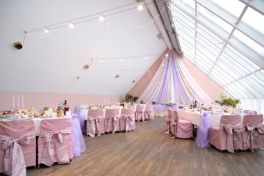 Moskova 21 Ocak 2012: Pembe ve mor tonları düğün salonunda dekorasyon.