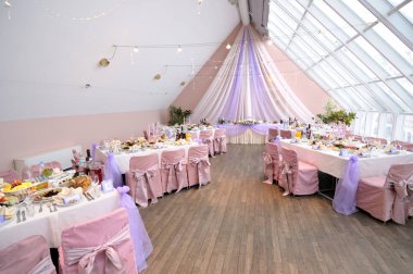 Moskova 21 Ocak 2012: Pembe ve mor tonları düğün salonunda dekorasyon.