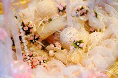 Sepet çiçekli küçük beyaz torbalar ile. Torbalar ile düğün konukları için hediyeler.