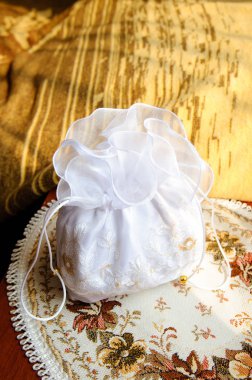 Beyaz Kurdele Nakışı ile peçeteye çantayla küçük beyaz torbalar.