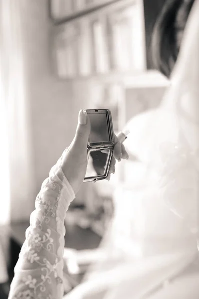 Voorbereiding Van Ochtend Van Bruid Het Meisje Kijkt Spiegel Buurt — Stockfoto