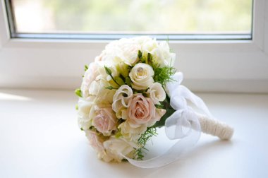 Güzel düğün buketi beyaz ve pembe güller.