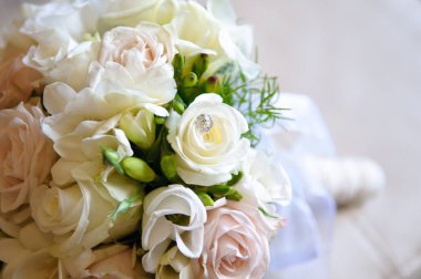 Güzel düğün buketi beyaz ve pembe güller.