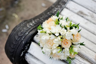 Beyaz bir bankta bir gelin buketi. Güzel düğün buketi. 