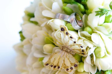 Dekoratif kelebek ve gümüş Düğün Halkalar ile Beyaz Frezya'lar düğün buket. 