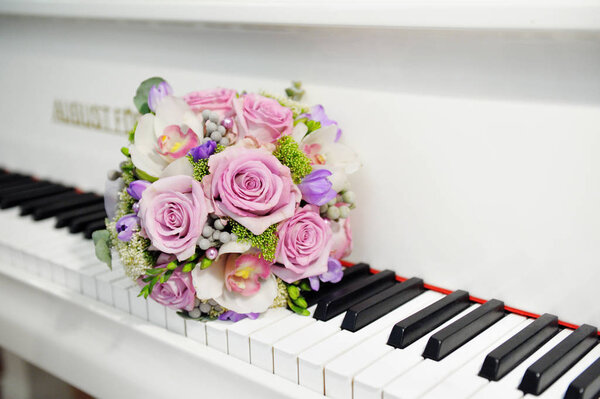 Букет невесты на клавишах пианино. Прекрасный свадебный букет
.