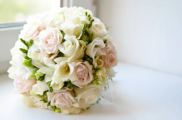 Красивый Свадебный Букет Белых Розовых Роз — стоковое фото