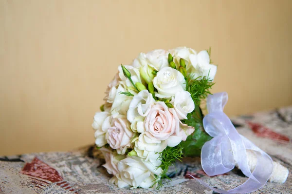 Schöner Hochzeitsstrauß Aus Weißen Und Rosa Rosen — Stockfoto