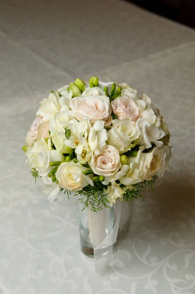 Красивый Свадебный Букет Белых Розовых Роз — стоковое фото