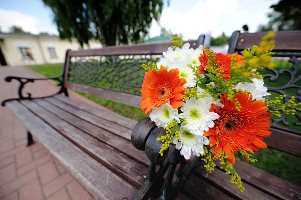 Buquê Noiva Belo Banco Forjado Buquê Casamento Gerberas Brancas Laranja — Fotografia de Stock