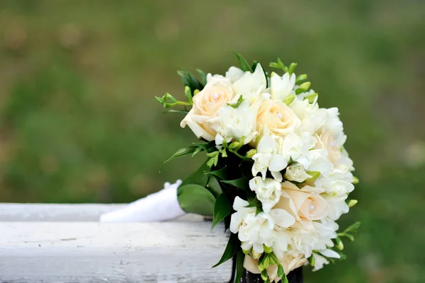 Bouquet Une Mariée Sur Banc Blanc Beau Bouquet Mariage — Photo