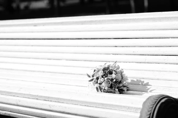 白いベンチに花嫁のブーケ 美しい結婚式の花束 黒と白 — ストック写真