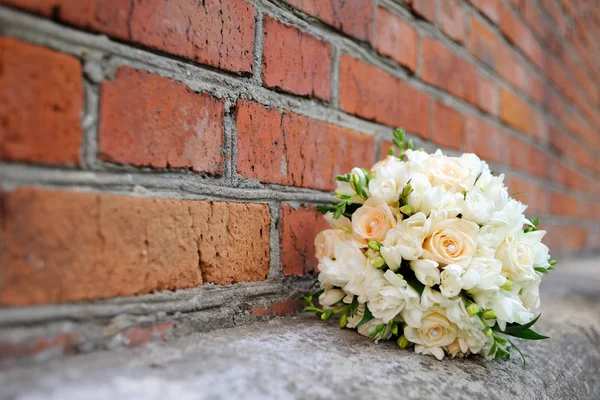Bouquet Bride Roses Background Red Brick Wall Beautiful Wedding Bouquet — Stock Photo, Image