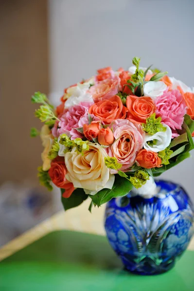 Букет Невесты Синей Вазе Красивый Красочный Свадебный Букет — стоковое фото