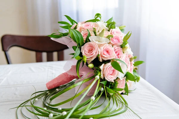 Букет Невесты Розовыми Розами Столе — стоковое фото