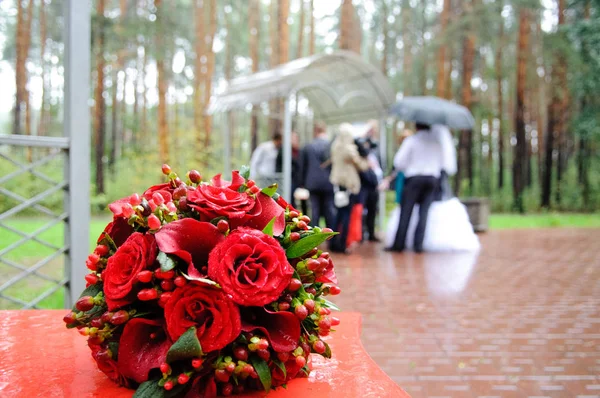 Красивий Червоний Весільний Букет Молодята Гостями Задньому Плані — стокове фото