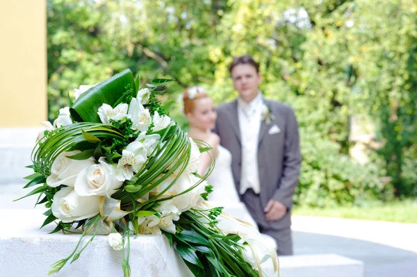 Beau Bouquet Mariage Jeunes Mariés Arrière Plan — Photo