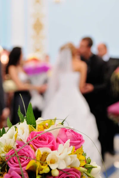 Bonito Buquê Casamento Colorido Beijando Recém Casados Fundo — Fotografia de Stock