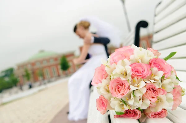 Bellissimo Bouquet Sposa Sposi Sullo Sfondo — Foto Stock