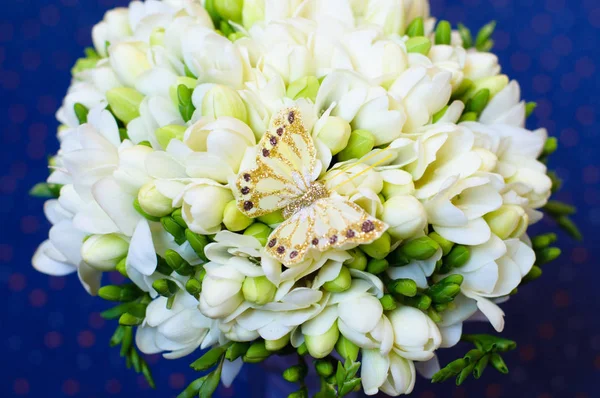 Свадебный Букет Белых Фрезий Декоративной Бабочкой — стоковое фото