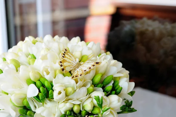 Свадебный Букет Белых Фрезий Декоративной Бабочкой — стоковое фото