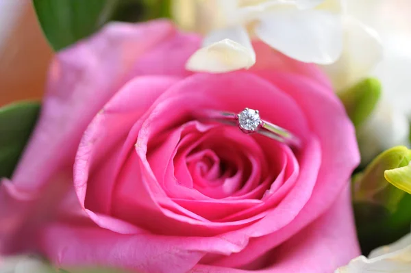 Anel Casamento Botão Rosa — Fotografia de Stock