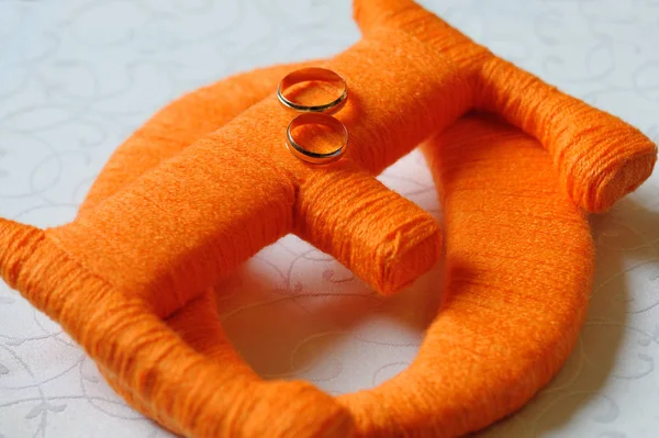 Goldene Trauringe Auf Orangefarbenem Zierring — Stockfoto