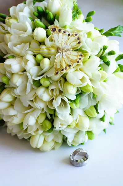 Bouquet Sposa Fresie Bianche Con Una Farfalla Decorativa Fedi Nuziali — Foto Stock