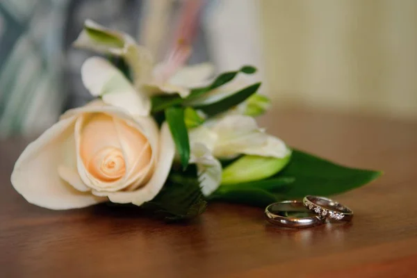 Anéis Casamento Pequeno Buquê Rosa Bege Boutonniere Noivo Acessório Terno — Fotografia de Stock