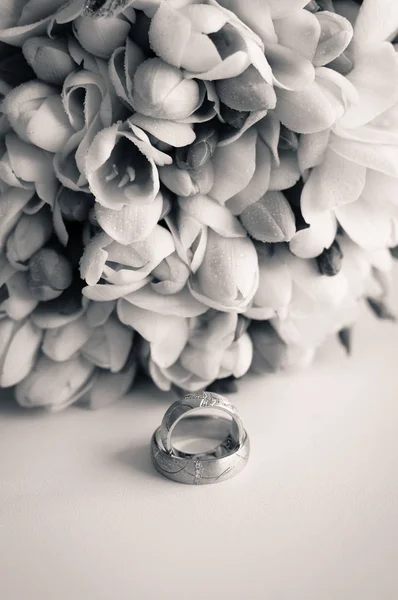 Ramo Bodas Freesias Blancas Con Una Mariposa Decorativa Anillos Bodas — Foto de Stock