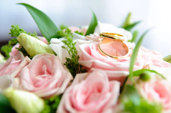 Anéis Casamento Ouro Buquê Noiva Com Rosas Rosa — Fotografia de Stock